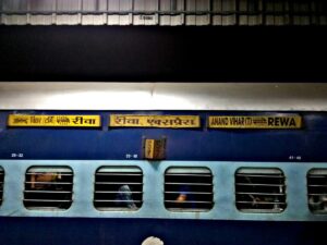 रीवा से आनंद विहार चलने वाली ट्रेन में मचा हंगामा, आधे घंटे तक खड़ी रही ट्रेन