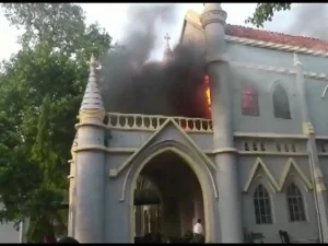 जबलपुर: जिला न्यायालय परिसर में हुए धमाके के कारण दीवारों में दरारें पैदा हो गई हैं। इससे पूरे क्षेत्र में हड़कंप मच गया है।