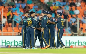 हैदराबाद को 34 रन से हराकर गुजरात प्लेऑफ में पहली टीम बनी