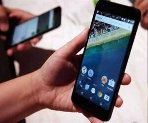 नईगढ़ी : आंगनवाड़ी कार्यकर्त्ता बहनों को मिले स्मार्टफोन! Smartphone distributed in Maungaj