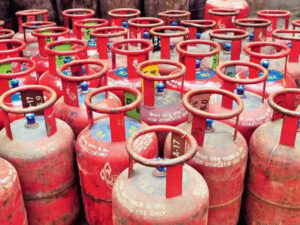 गैस सिलेंडर हुआ 200 रुपये सस्ता Gas Cylinder