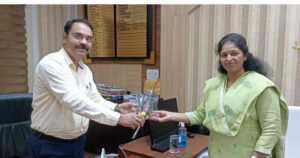 मऊगंज : कलेक्टर ने गांव-गांव बंटाया अपना मोबाइल नंबर Mauganj Collector Ajay Shrivastav