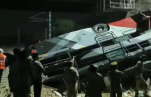 राजस्थान में बस के रेलवे ट्रैक में गिर जाने से 34 घायल 4 की मौत 4 dead 34 injured due to bus fall in railway track in Rajasthan