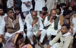 मध्य प्रदेश चुनाव में कांग्रेसी कार्यकर्ता की मौत: दिग्विजय सिंह और अन्य कांग्रेसी कार्यकर्ता का धरना Congress worker dies in MP elections: Digvijay Singh and other Congress workers protest
