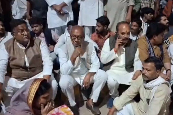 Congress worker dies in MP elections: Digvijay Singh and other Congress workers protest