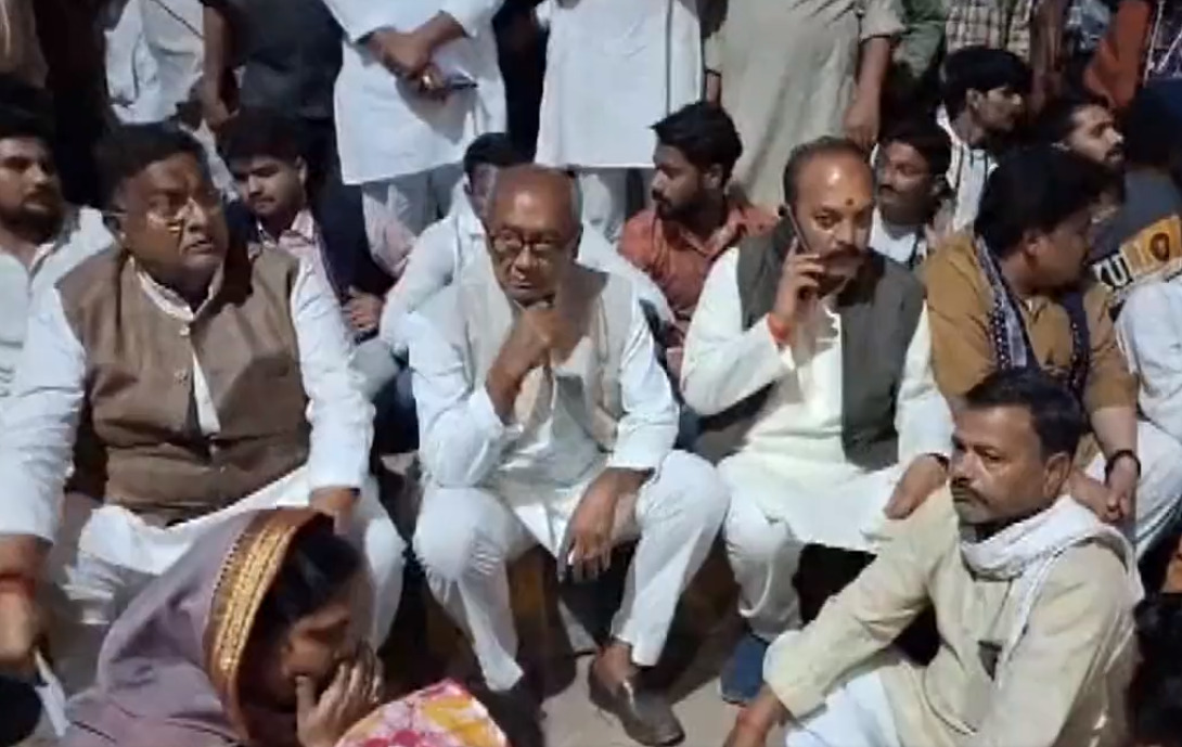 Congress worker dies in MP elections: Digvijay Singh and other Congress workers protest