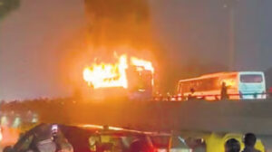 गुरुग्राम में चलती स्लीपर बस में लगी आग-दो की मौत, कई घायल Running bus catches fire in Gurugram, 2 dead several injured