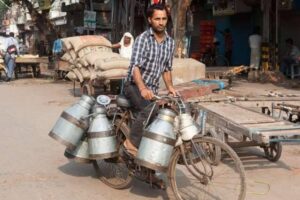 शहर में पहुंच रहे दूध में फेरिवालों का फेर, खाद्य आमले को खबर नहीं Milk_seller_doing_fraud_in_Rewa